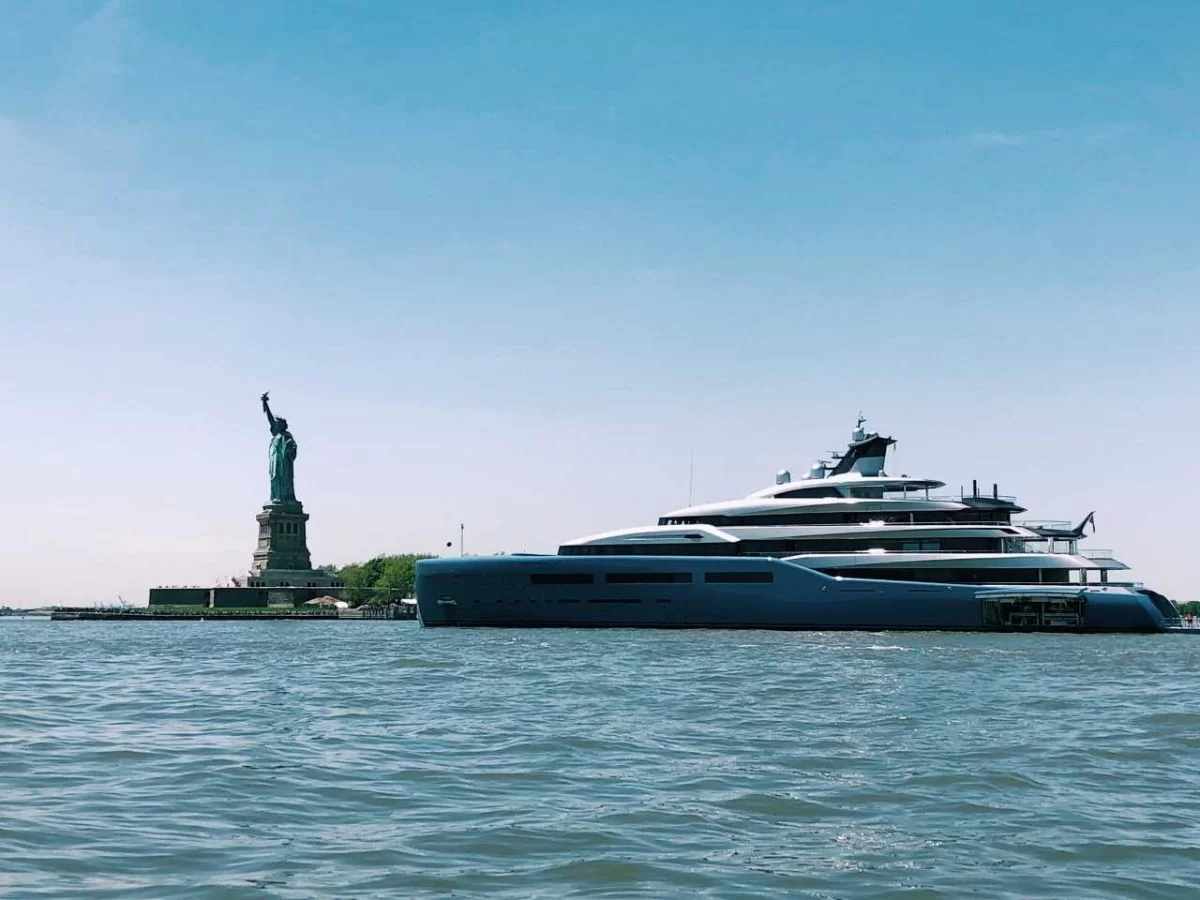 2018-08- North Cove Marina at Brookfield Place - Manhattan New York City Marina - Megayachts and Statue of Liberty - 78.3KB