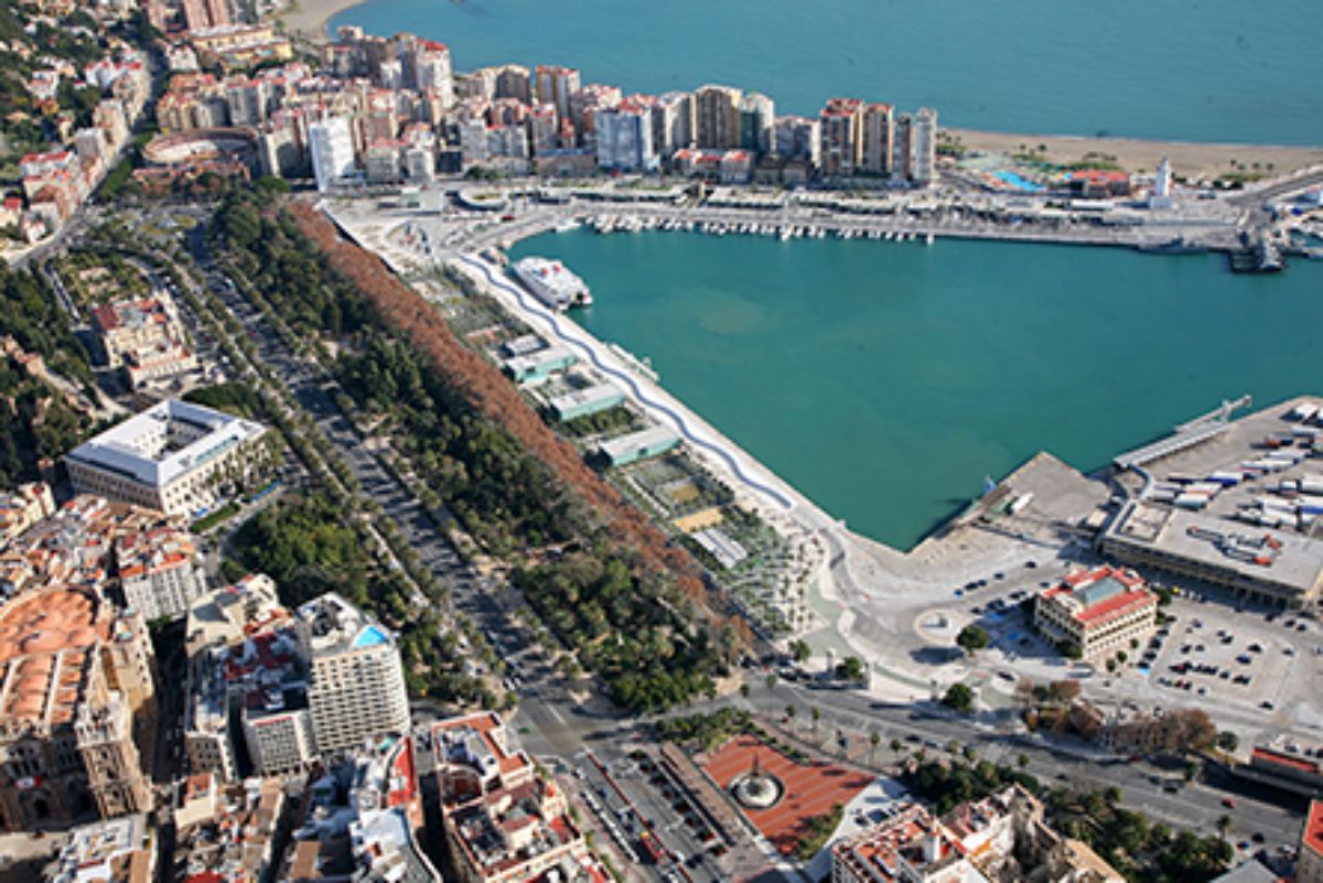 2020- IGY Málaga Marina en España Vista aérea del puerto y la ciudad (1)