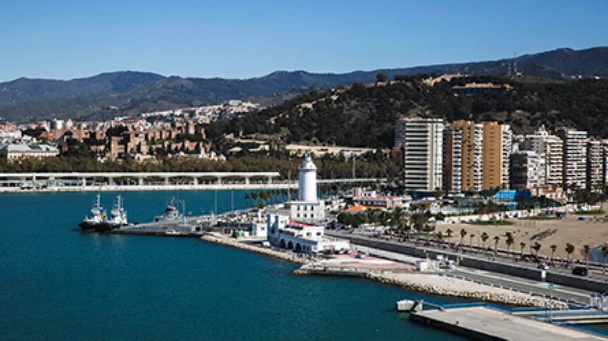 2020-IGY Puerto deportivo de Málaga en España Vista del puerto deportivo con las montañas detrás