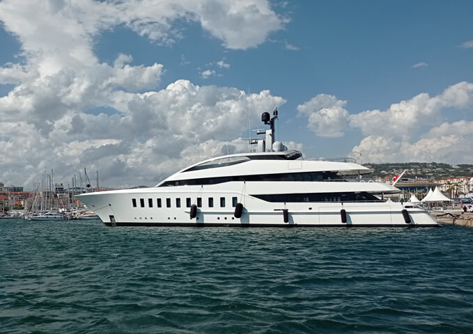 IGY-Vieux---Port-de-Cannes---Megayacht-in-Marina